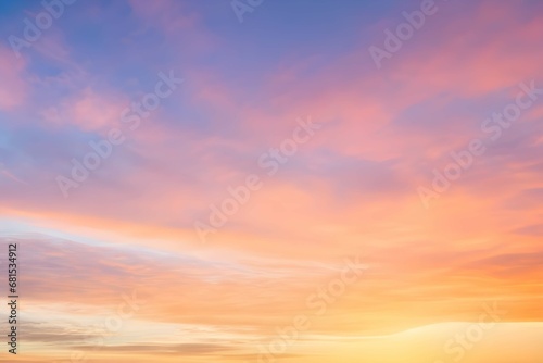 青空とオレンジ色に染まる夕焼け雲