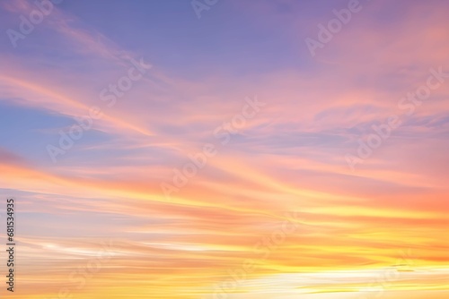 夕焼けでオレンジ色にそまる空と雲 © sky studio