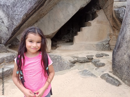 Enfant devant le tombeau du Roi Inca au Machu Picchu photo