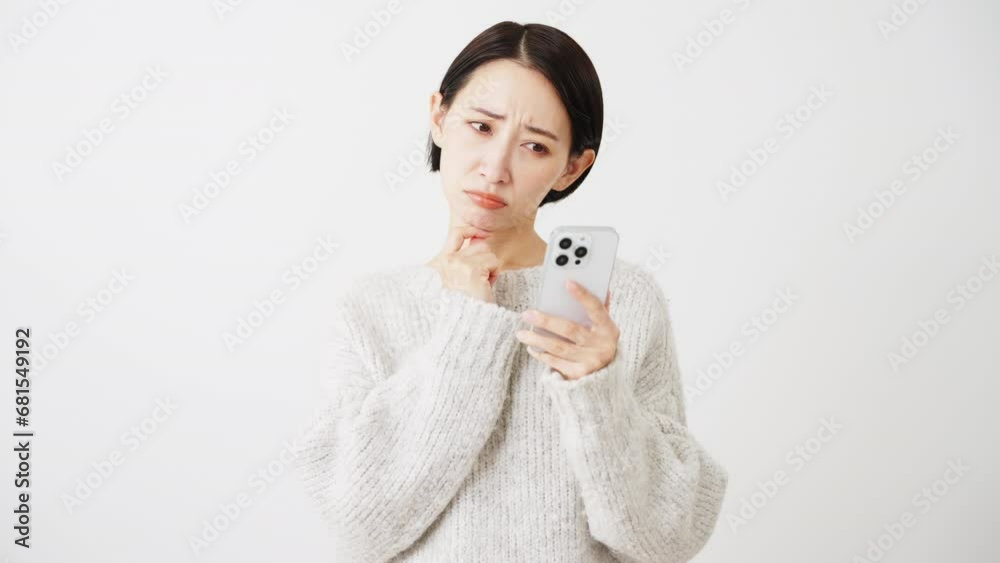 スマートフォンを操作する若い女性　ライフスタイルイメージ	
