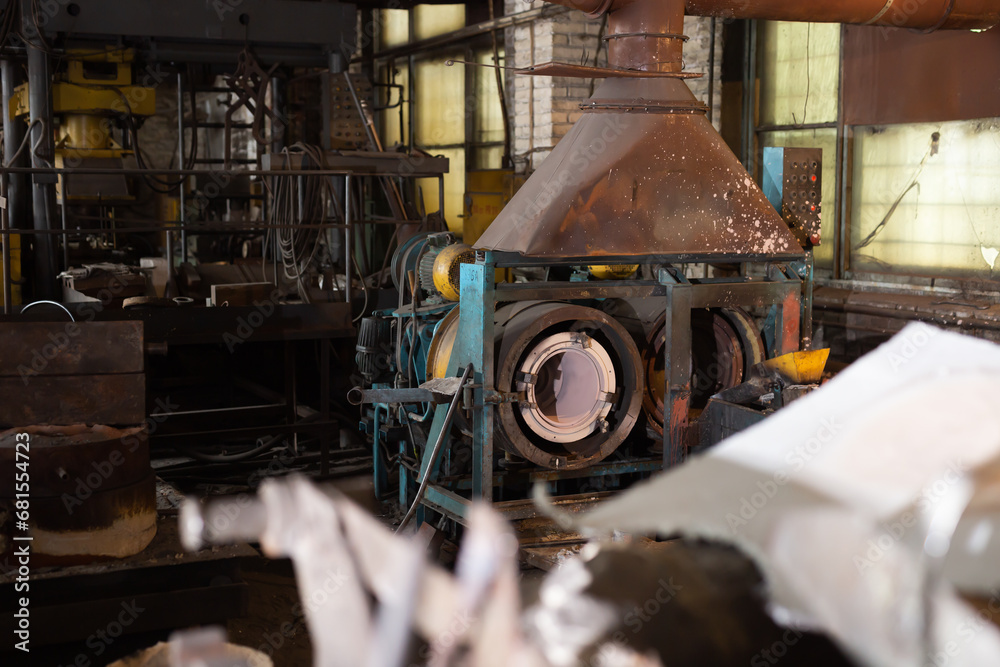 Furnace for melting steel and other ferrous metals in metallurgical plant Furnace for melting steel and other ferrous metals in metallurgical plant