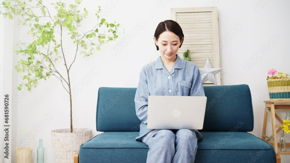 パジャマ姿の若い女性　ライフスタイルイメージ