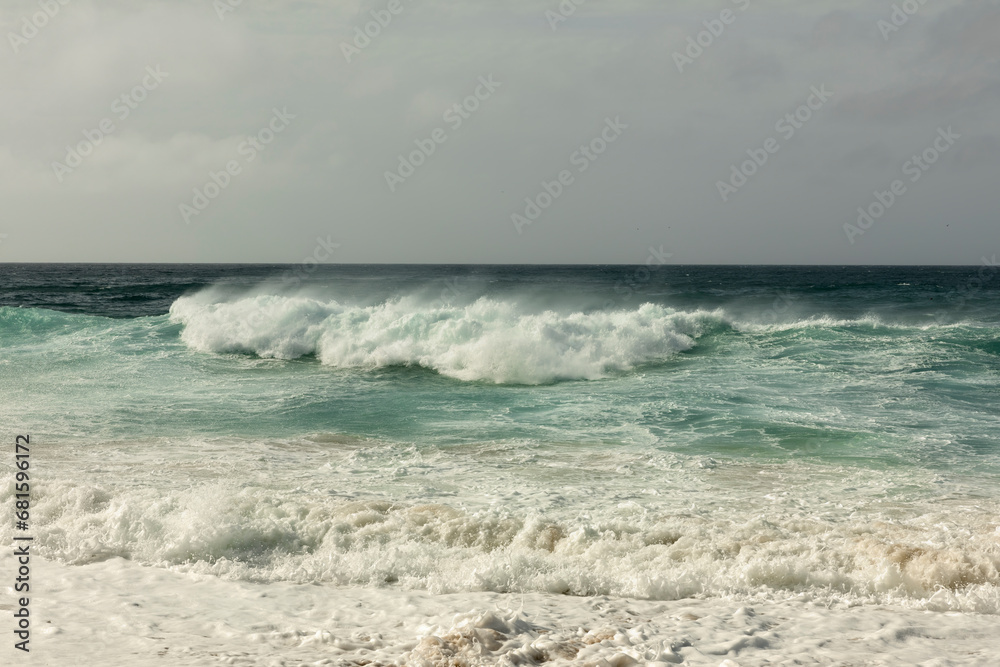 Hohe Wellen am Atlantik in Portugal