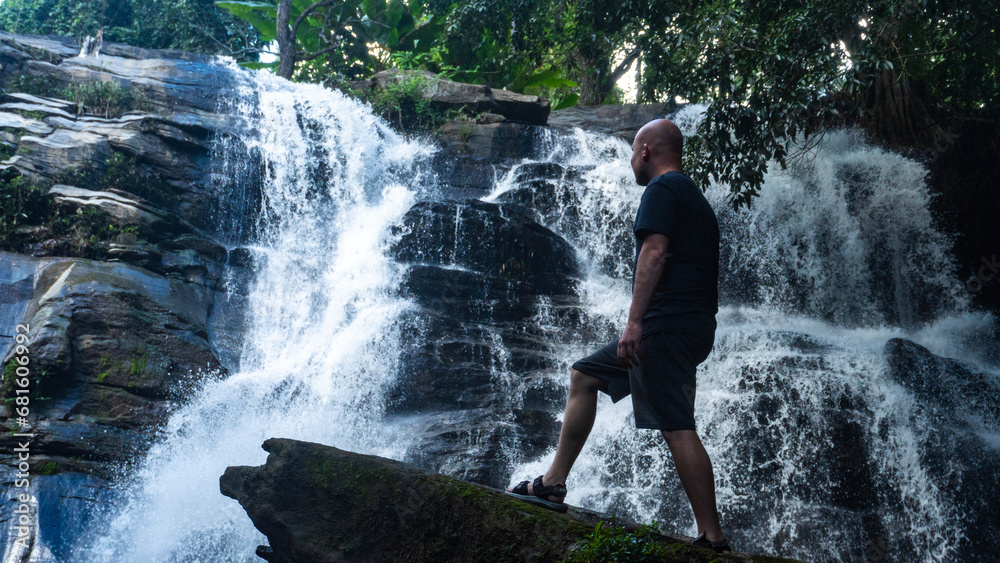 Obraz premium Man at a waterfall