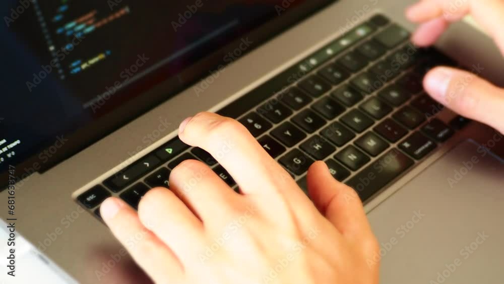 Manos tecleando en ordenador trabajo desarrollo web programación