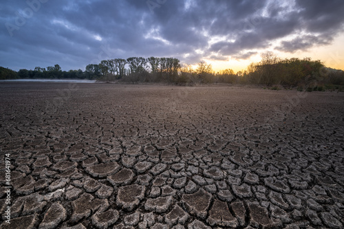 Tableau sur toile Dry cracked earth in Salburua park, Vitoria-Gasteiz (Spain)
