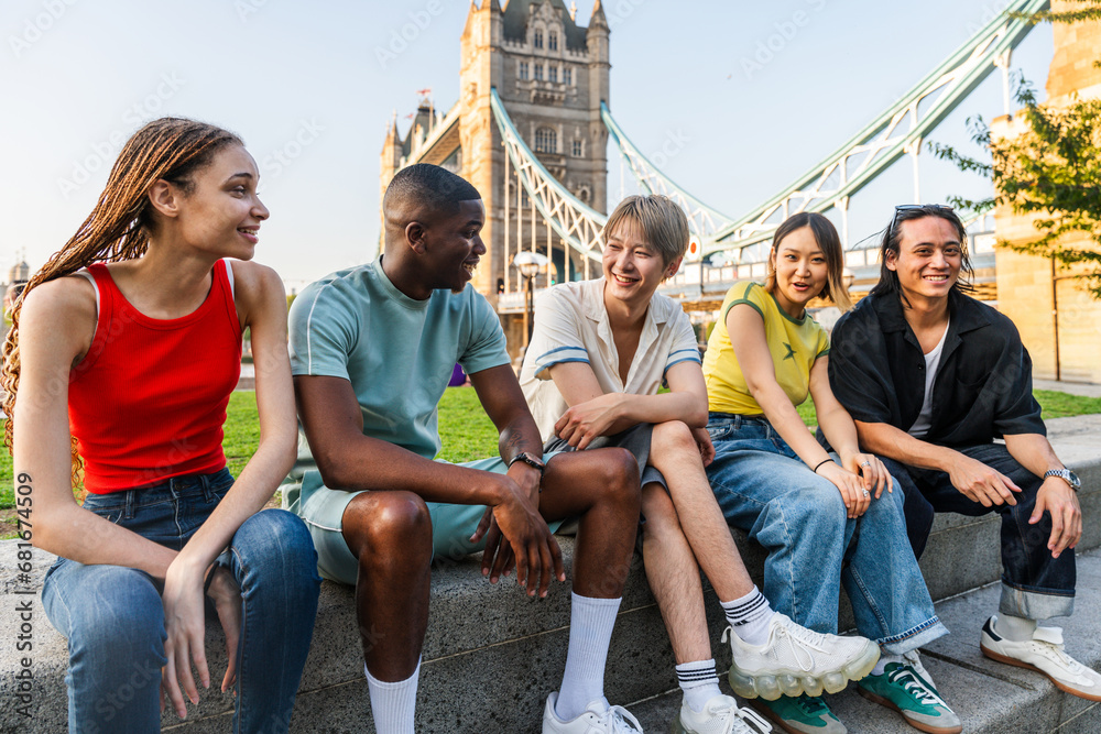 Obraz na płótnie Multiracial group of happy young friends bonding in London city - Multiethnic teens students meeting and having fun in Tower Bridge area, UK - Concepts about youth lifestyle, travel and tourism w salonie