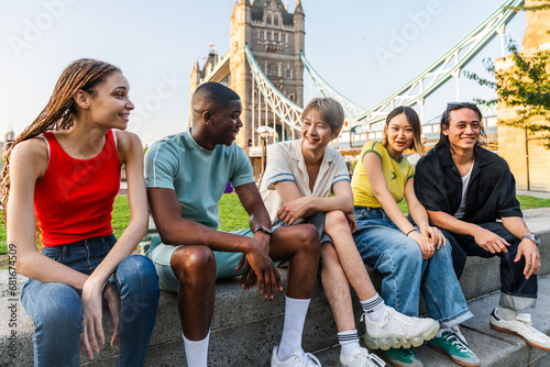 Valokuvatapetti Multiracial group of happy young friends bonding in London city - Multiethnic te
