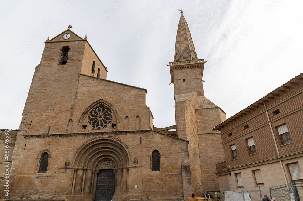 Vista de la fachada gótica de la iglesia de san Pedro en el casco antiguo de Olite, Navarra, España.