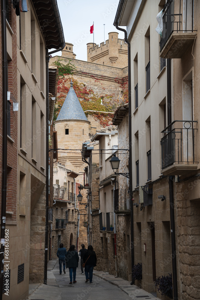 Vista de una callejuela en el casco antiguo con el palacio real al fondo en Olite, Navarra, España.
