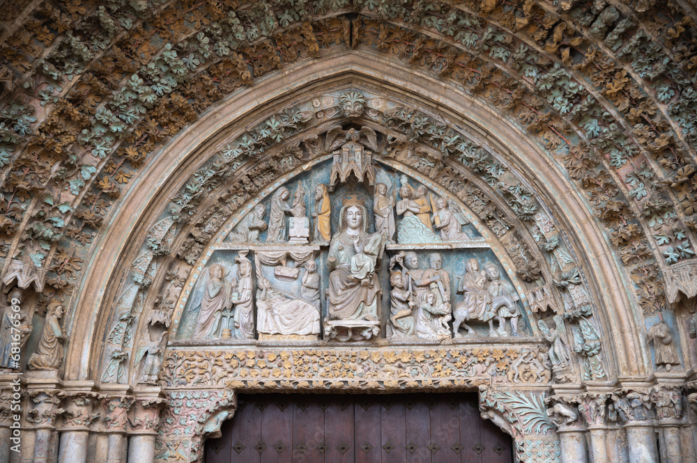 Vista de los arcos gótico del pórtico de entrada de la iglesia de santa María la Real en el casco antiguo de Olite, Navarra, España.