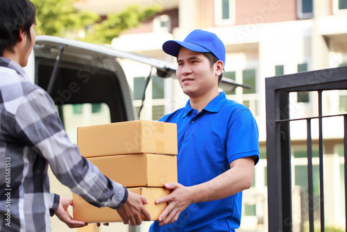 The courier brings the product to the customer's home, The parcel delivery driver is doing his job very well, The delivery staff brings the packed boxes to the customers safely. photo