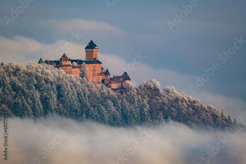 Vue sur le château du Haut-Koenigsbourg au-dessus des nuages en Alsace, France
