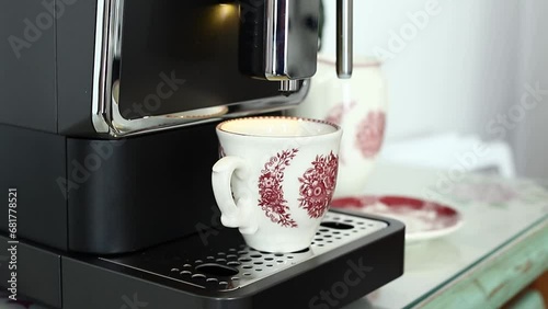 haciendo café en una maquina domestica muy parecida a las profesionales. photo