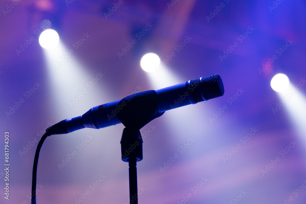 Obraz premium Microphone on stage against the background of spotlights
