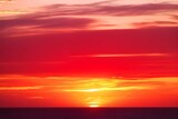 赤い夕日に染まる海