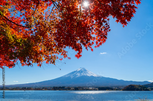 富士山と紅葉　河口湖  © oka