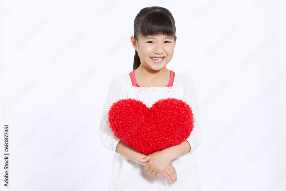 ハートのクッションを持つ女の子 ハートのクッションを持つ女の子