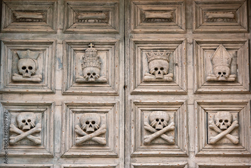 Tableau sur toile Wooden Door in Church of Purgatory - Matera - Italy