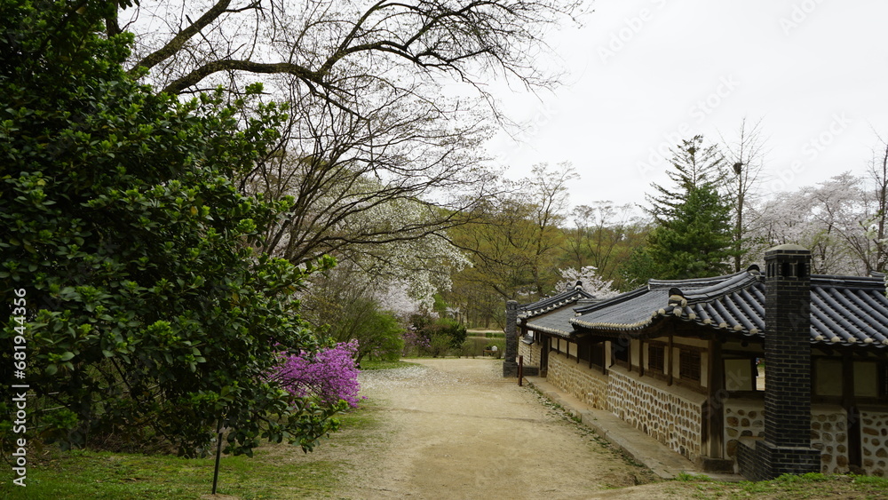 김포장릉에는 문화재 한옥이 있고 봄풍경이 아름답게있습니다