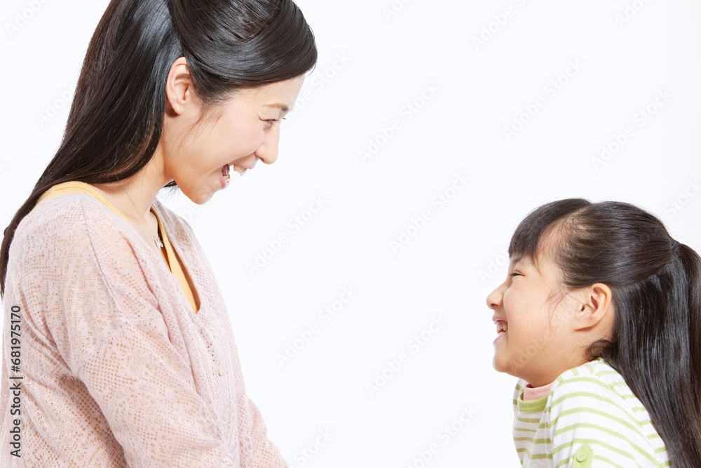 見つめ合う母親と女の子 見つめ合う母親と女の子