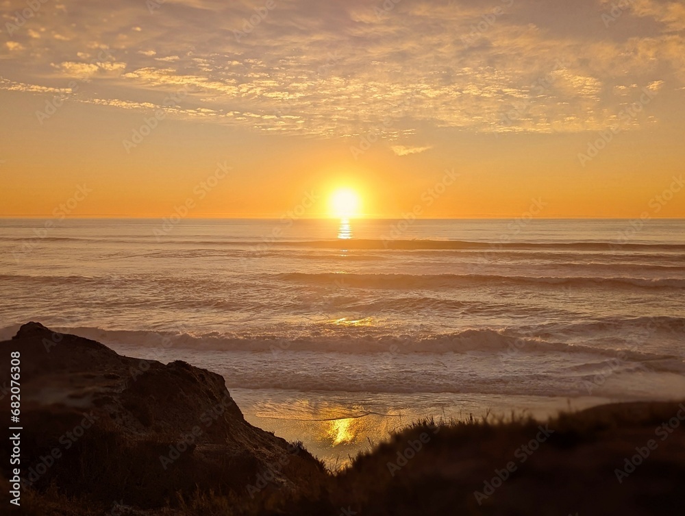 Obraz premium enchanting golden sunset painting the Pacific skies