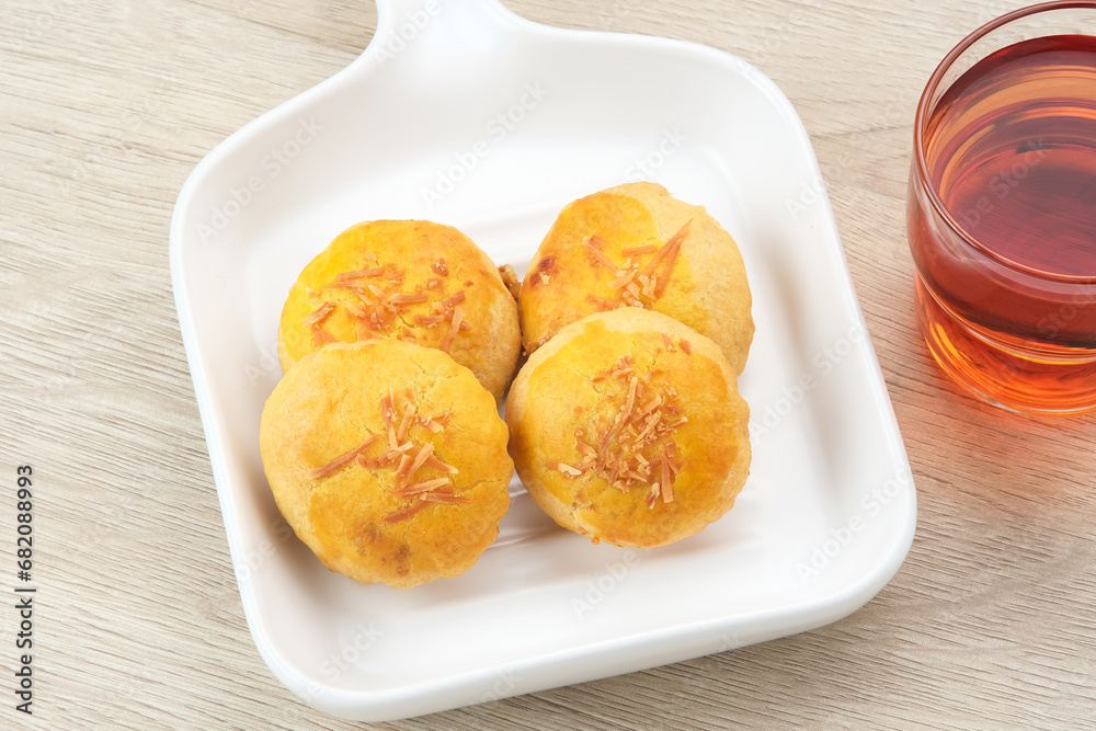 Pia Crispy with cheese filling, pastry with layered smooth skin texture, sweet and savory
Pia Crispy with cheese filling, pastry with layered smooth skin texture, sweet and savory