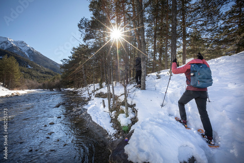 Ballade en raquette dans la neige