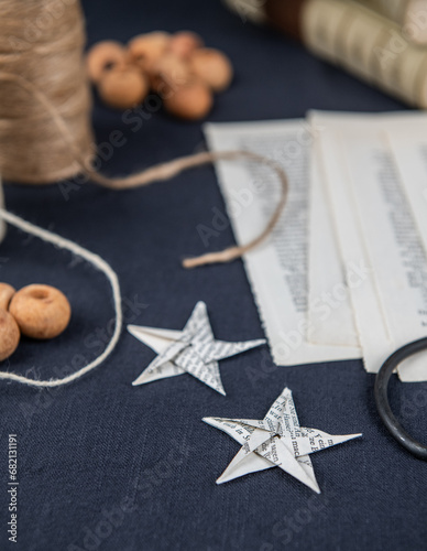  Person bastelt aus Buchseiten Wabenbälle für Weihnachten, Dekoration Weihnachtsbaum selber machen, basteln, zeichnen, falten kleben Christbaumschmuck