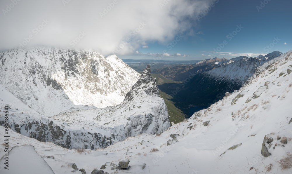 Tatry Wysokie widok z Mnichowej Kopy, zimowe szczyty z jesienią w dolinach.