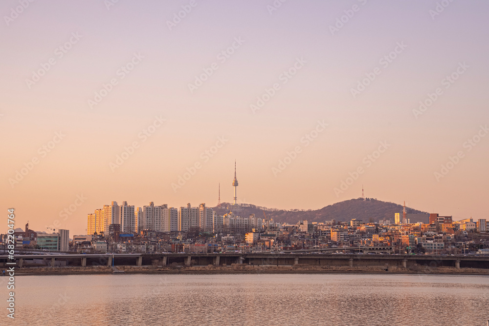 노을지는 서울 남산타워