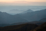 朝日に照らされる霧降高原の山々