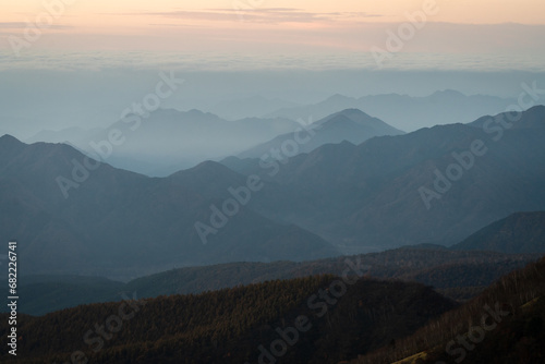 朝日に照らされる霧降高原の山々