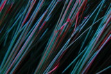 Cerdas plásticas de un cepillo utilizado como herramienta de higiene, con luz rojo y azul forma un original diseño abstracto de líneas coloridas con fondo negro