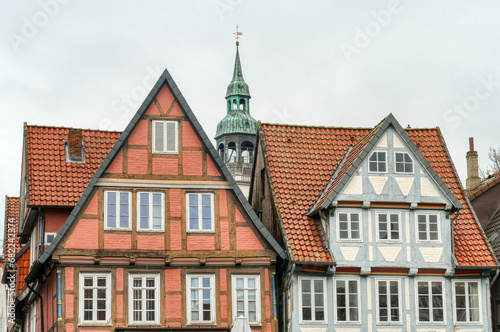 Historische Fachwerkhäuser und Kirchturm in Celle