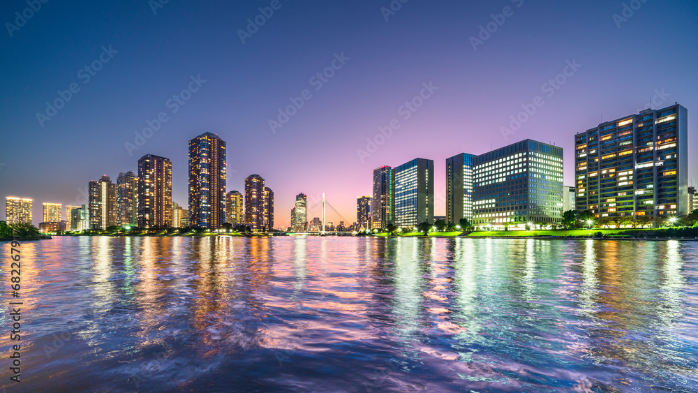 Fototapeta premium 隅田川テラスから見るタワーマンション群の夜景【東京都・中央区】 City night view of the Sumida River - Tokyo, Japan