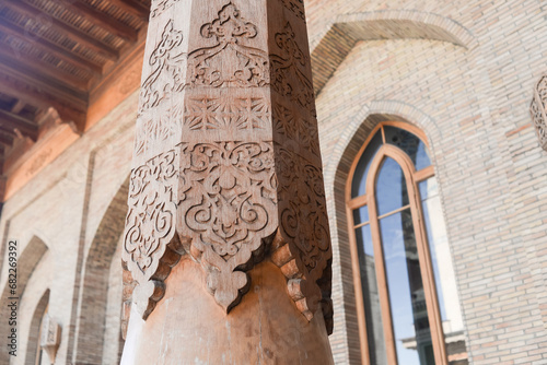 Traditional carved wooden column, Uzbekistan, Tashkent © LN
