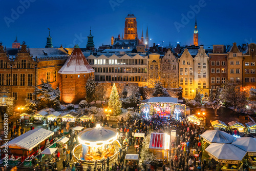 Obraz na płótnie Beautifully lit Christmas fair in the Main City of Gdansk at dusk. Poland w salonie