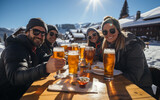 górska, zimowa biesiada znajomych przy piwie na świeżym powietrzu w słońcu