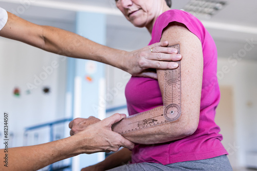 Foto Focused photo of a physiotherapist's hands while measuring the angle of her patient's arm