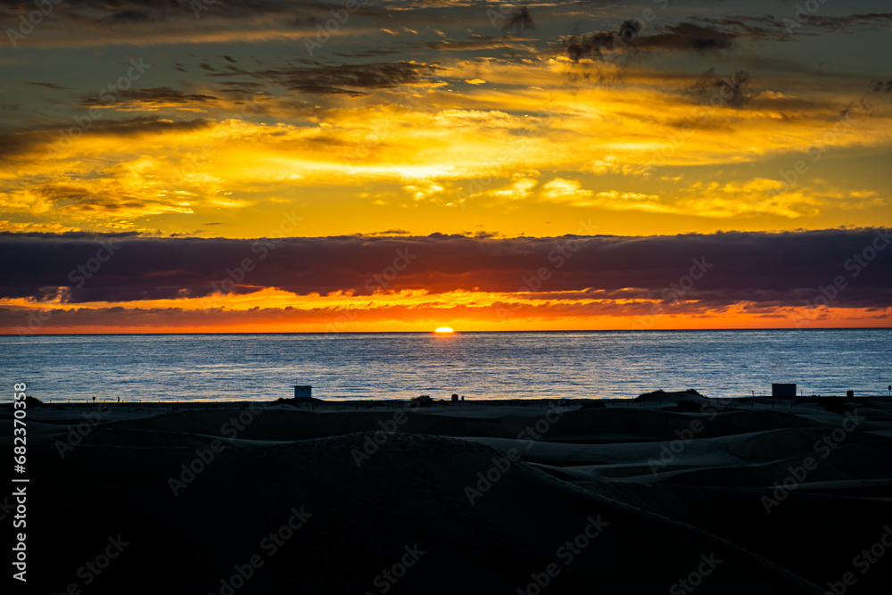 Obraz premium Sunrise over the Atlantic Ocean. Shot from the Dunes of Maspalomas Gran Canaria