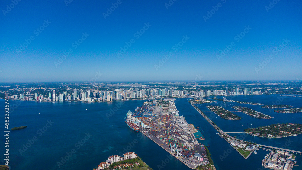 Fototapeta premium Visão aérea da cidade de Miami, Flórida.