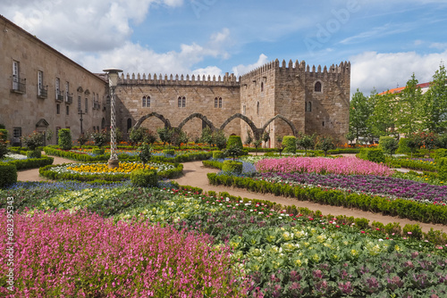 Foto Beautiful garden 'Jardim de Santa Bárbara', full of colorful flowers