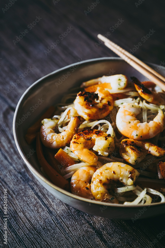 Plat de nouilles chinoises carottes et crevettes sautées aux épices