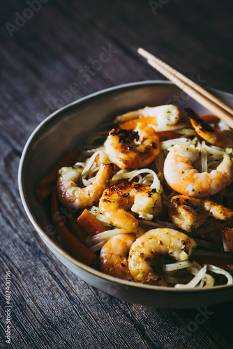 Obraz na płótnie Plat de nouilles chinoises carottes et crevettes sautées aux épices w salonie