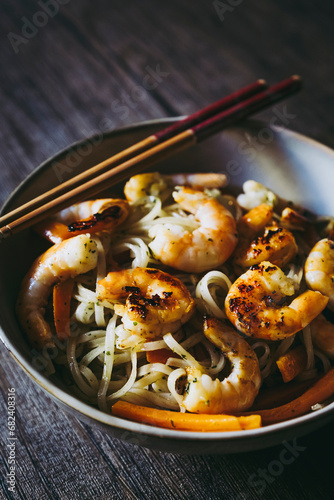 Plat de nouilles chinoises carottes et crevettes sautées aux épices