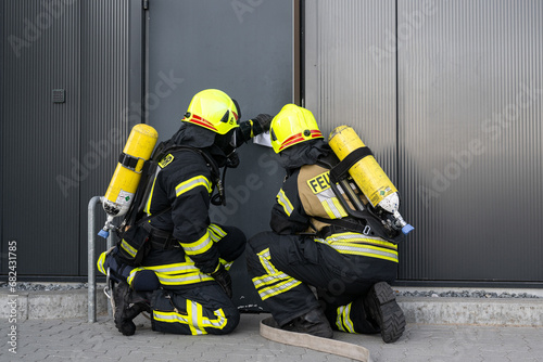 Feuerwehrmänner unter Atemschutz - Feuerwehr