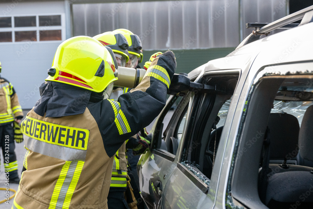 Feuerwehr mit hydraulischem Rettungsgerät an einem Unfallort Feuerwehr mit hydraulischem Rettungsgerät an einem Unfallort