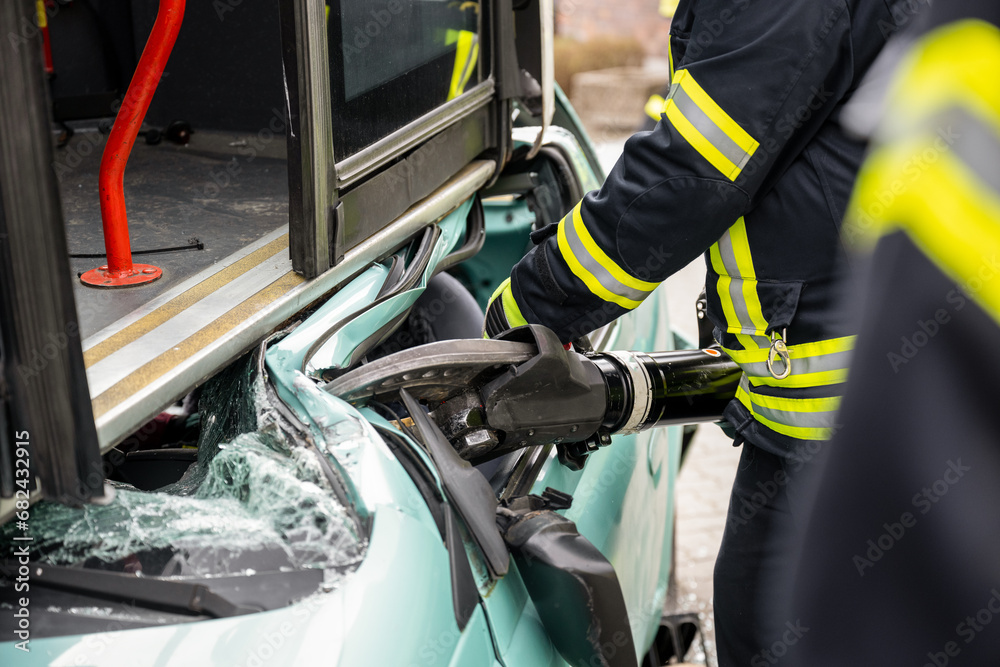 Feuerwehr mit hydraulischem Rettungsgerät an einem Unfallort Feuerwehr mit hydraulischem Rettungsgerät an einem Unfallort