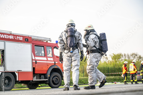 Feuerwehrmänner in Chemikalienschutzanzügen - Feuerwehr 